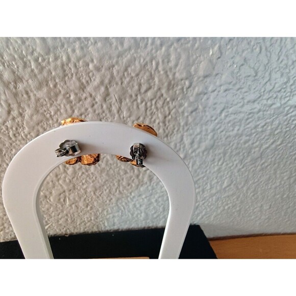 Vintage 1989 Avon Pansy Stud Earrings, Green And Gold Tone - Picture 4 of 4